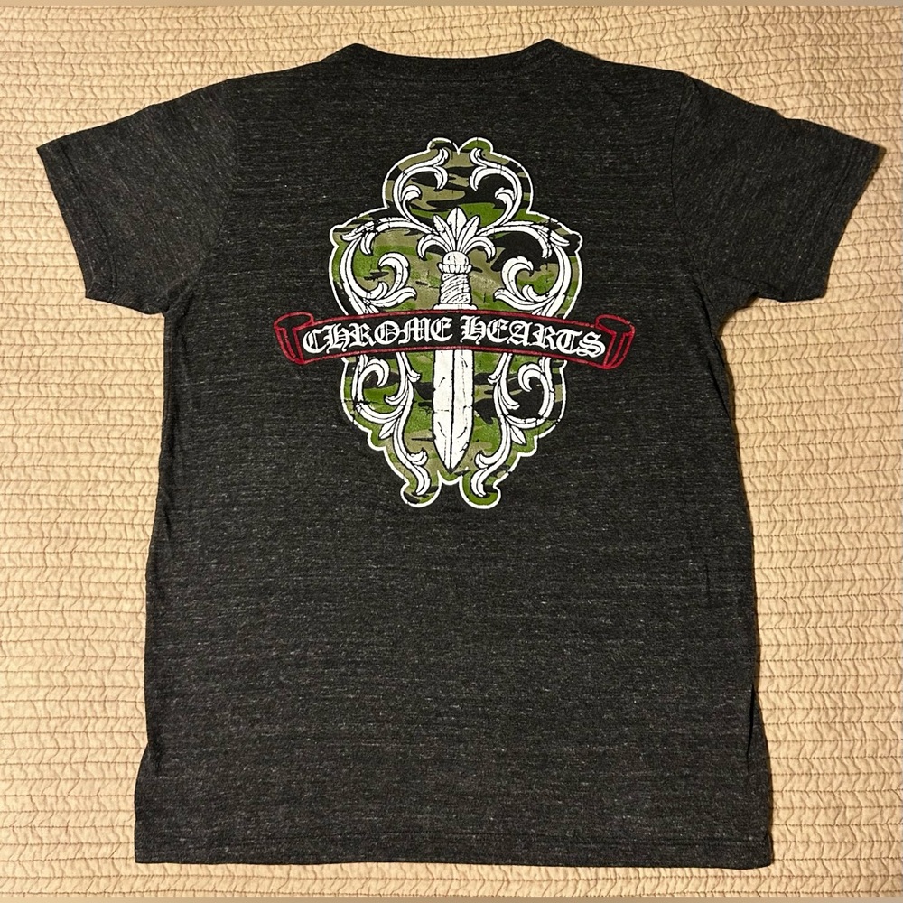 RARE Vintage CHROME HEARTS 2006 Camo Dagger Scroll V-Neck T Gray Medium
